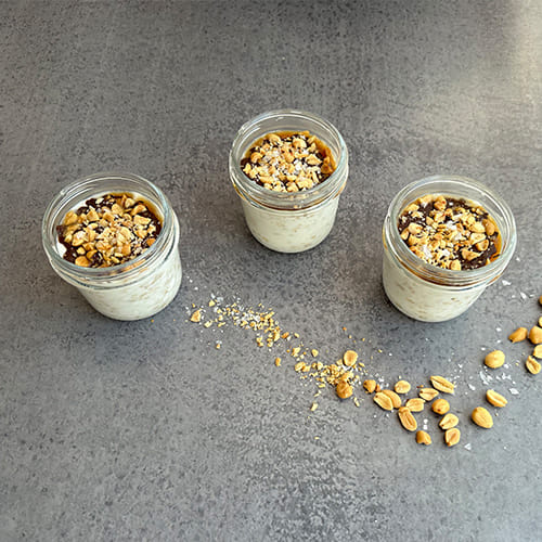Overnight oats toppet med Caramel, chokolade og peanut