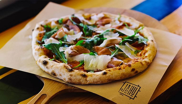 Hvad indeholder et stykke pizza?