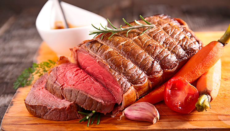 roastbeef, wood, rosemary