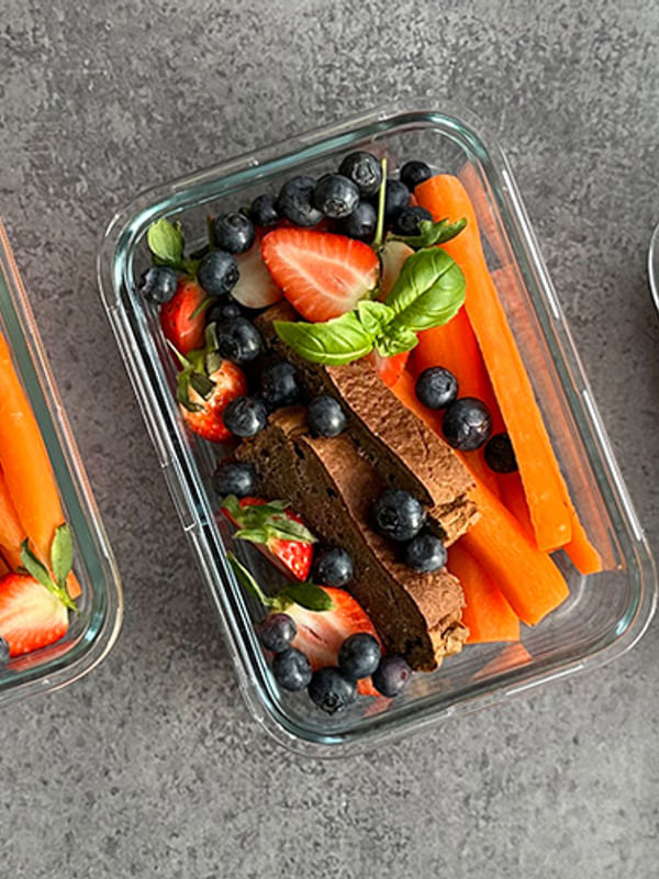 Svampet bananbrød med frugt og grønt on-the-side