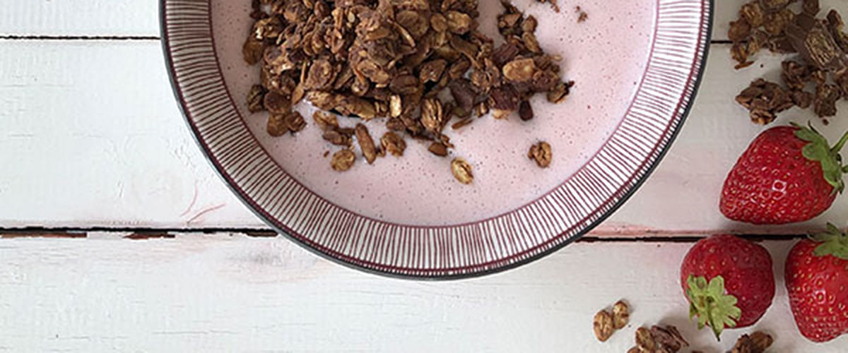 Koldskål med Protein Crunch-granola 