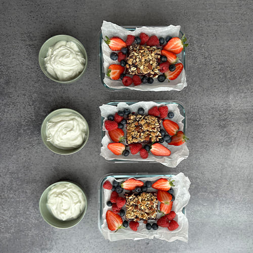 Svampet bananbrød med frugt og grønt on-the-side