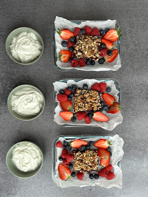 Svampet bananbrød med frugt og grønt on-the-side