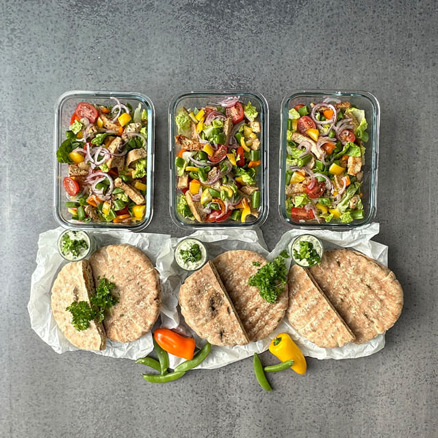 Pitabrød med saftig kylling og urtedressing