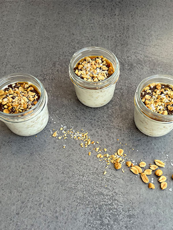Overnight oats toppet med Caramel, chokolade og peanut